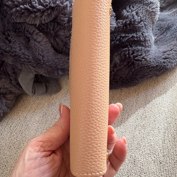 CHLOE, 💯 Authentic Pink Leather Logo Embossed Cosmetic Bag - Picture 13 of 16